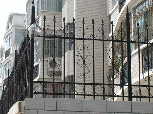 鐵藝陽(yáng)臺(tái)護(hù)欄 鐵藝陽(yáng)臺(tái)護(hù)欄