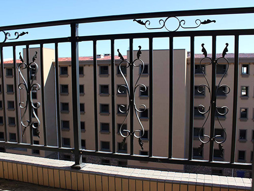 鐵藝陽(yáng)臺(tái)護(hù)欄 鐵藝陽(yáng)臺(tái)護(hù)欄