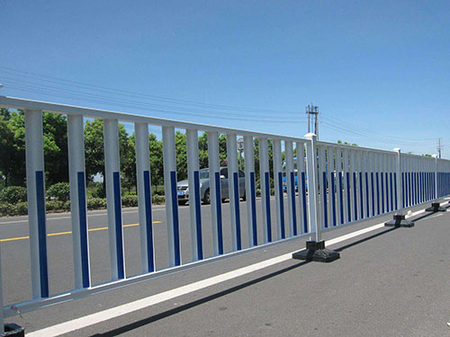 道路鋅鋼護(hù)欄安裝